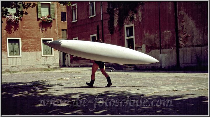 Mann traegt Kanu.jpg - 220mm Tele, f5,6 1/125sec) Wer sein Fahrrad liebt, der schiebt...In Venedig heißt das natürlich anders.